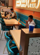 C12904位于昌吉市青年南路华中美地附近快餐店转让