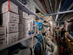 C13077阜康天池街一建楼下48平五金店转让