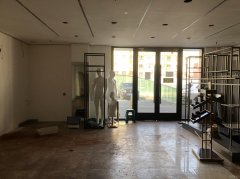 C13198呼图壁县园户村路粮城宾馆对面步行街左侧大门口旺铺