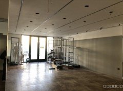 C13198呼图壁县园户村路粮城宾馆对面步行街左侧大门口旺铺