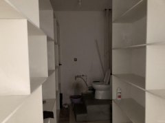 C13198呼图壁县园户村路粮城宾馆对面步行街左侧大门口旺铺