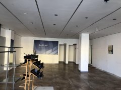 C13198呼图壁县园户村路粮城宾馆对面步行街左侧大门口旺铺