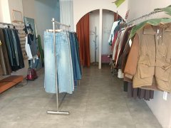 C13271位于阜康市华星小区附近服装店转让