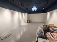 C13333喀什东路吾悦花园城商业街80平服装店转让