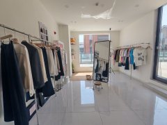 C13333喀什东路吾悦花园城商业街80平服装店转让