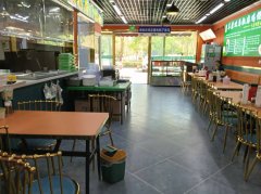 C13425位于阜康市公园六号东区临街餐饮旺铺转让