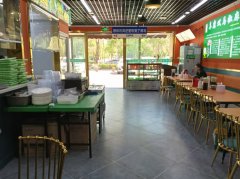 C13425位于阜康市公园六号东区临街餐饮旺铺转让