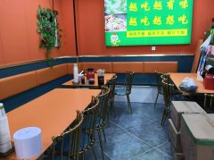 C13425位于阜康市公园六号东区临街餐饮旺铺转让