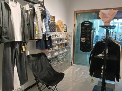 C13506位于呼图壁县曙光火狐狸二楼服装店转让