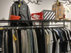 C13506位于呼图壁县曙光火狐狸二楼服装店转让