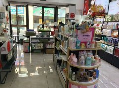 C13528位于阜康市公园六号东门内临街商铺出租