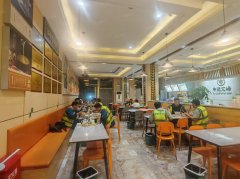 C13581位于准东五彩湾老管委会附近临街餐饮旺铺转让
