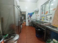 C13581位于准东五彩湾老管委会附近临街餐饮旺铺转让