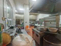 C13581位于准东五彩湾老管委会附近临街餐饮旺铺转让