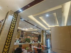 C13581位于准东五彩湾老管委会附近临街餐饮旺铺转让