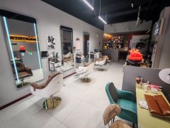 C13601水区龙盛街公园尚景55平美发店转让