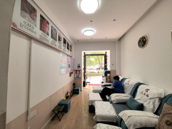 C13664劳动街十字路口繁华地段店铺空转 C13664劳动街十字路口繁华地段店铺空转