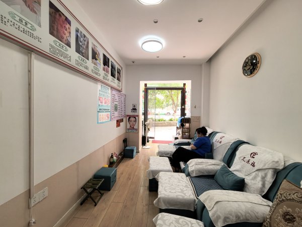 C13664劳动街十字路口繁华地段店铺空转 C13664劳动街十字路口繁华地段店铺空转