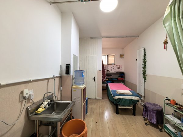 C13664劳动街十字路口繁华地段店铺空转 C13664劳动街十字路口繁华地段店铺空转