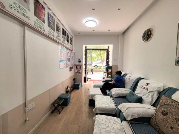 C13664劳动街十字路口繁华地段店铺空转 C13664劳动街十字路口繁华地段店铺空转