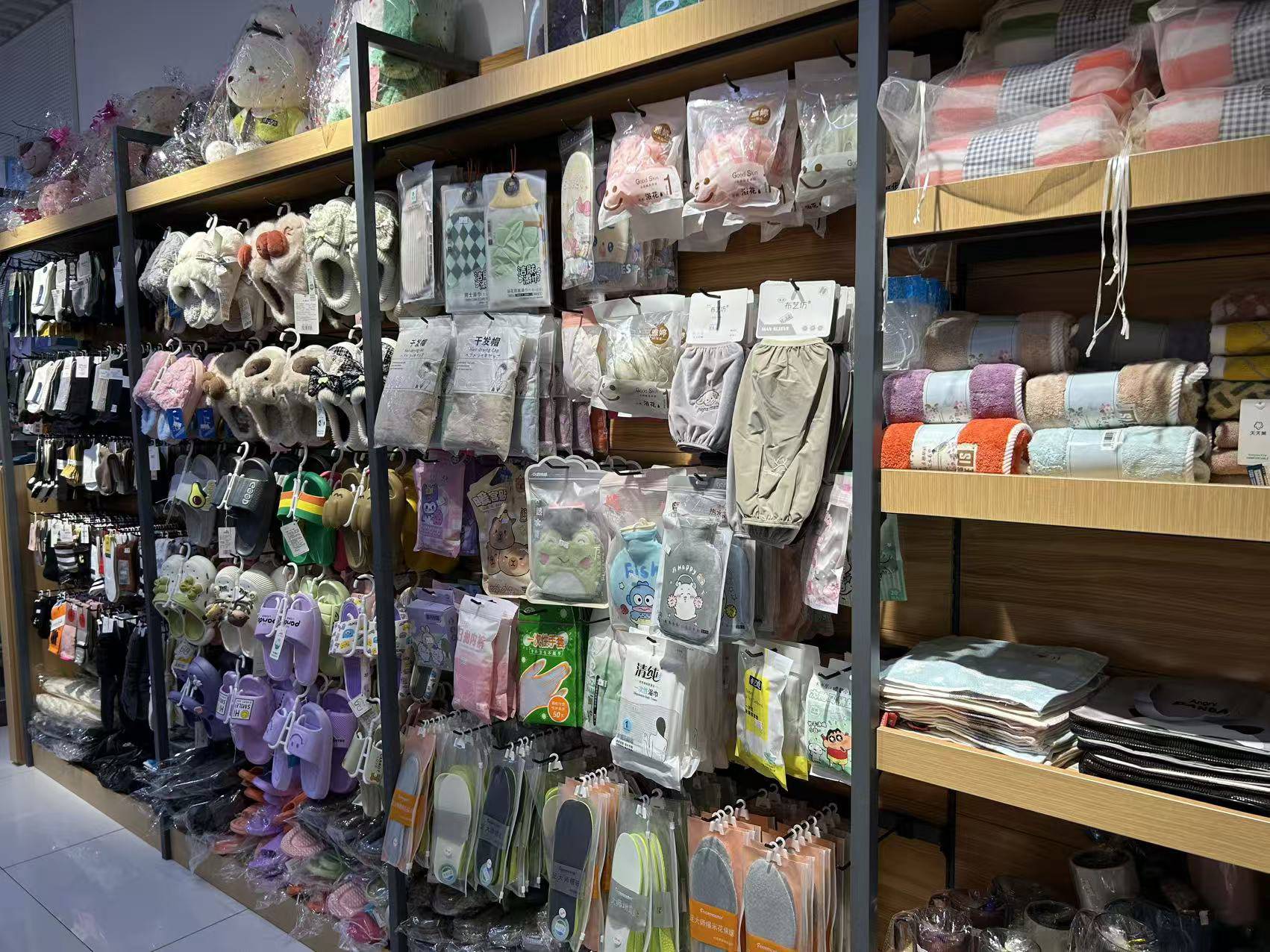 C13682位于乌市财大校区女生宿舍楼下经营中文创优品店转让 C13682位于乌市财大校区女生宿舍楼下经营中文创优品店转让