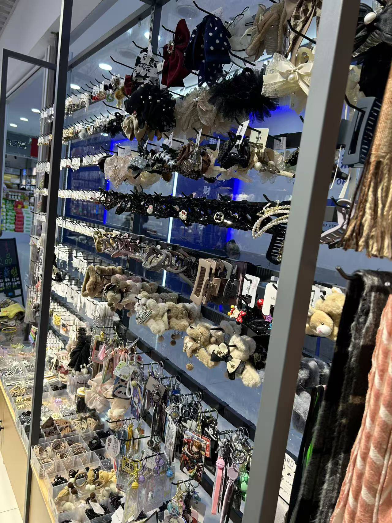 C13682位于乌市财大校区女生宿舍楼下经营中文创优品店转让 C13682位于乌市财大校区女生宿舍楼下经营中文创优品店转让