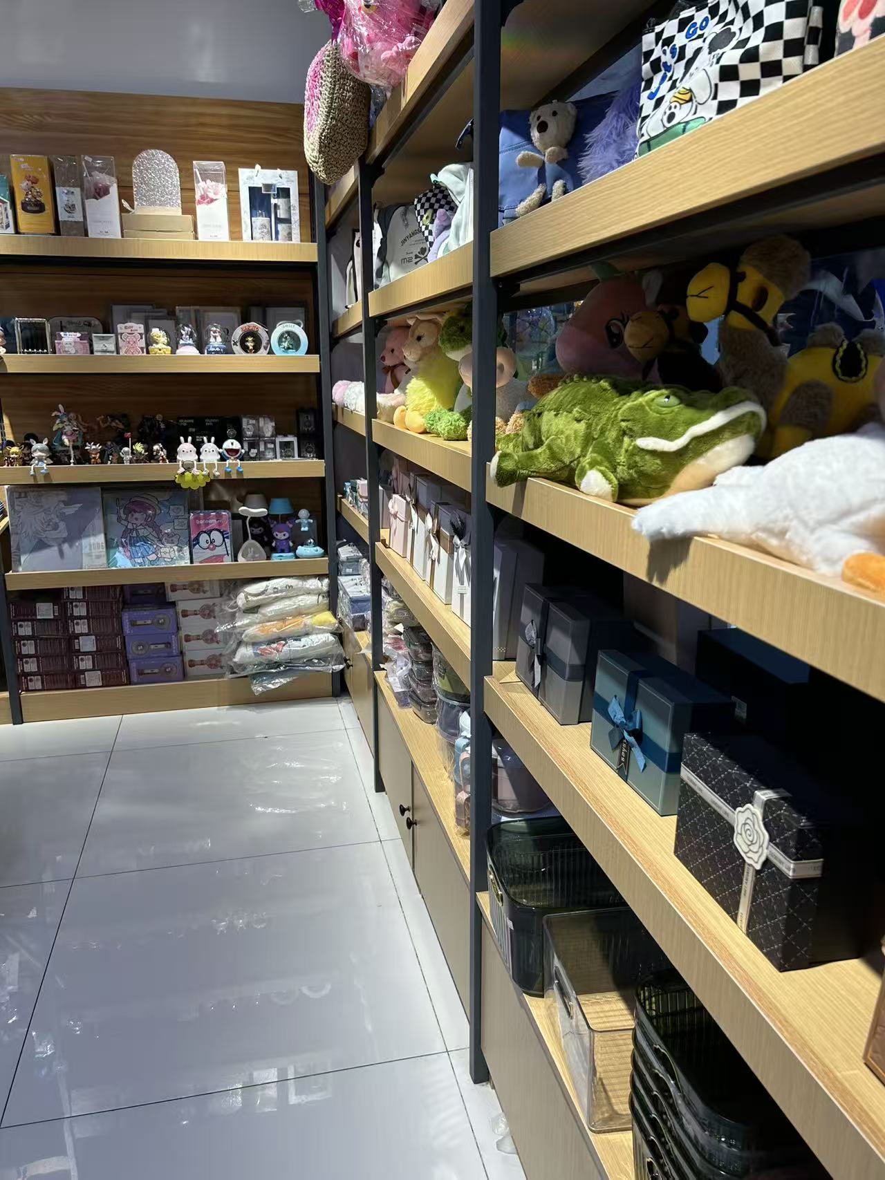 C13682位于乌市财大校区女生宿舍楼下经营中文创优品店转让 C13682位于乌市财大校区女生宿舍楼下经营中文创优品店转让