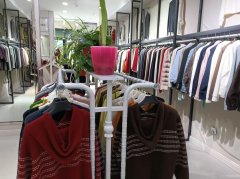 13680阜康民族巷服装店转让